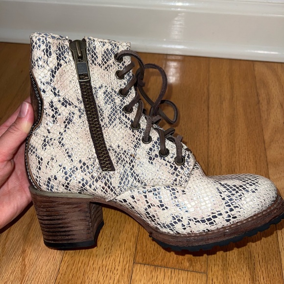 LIKE NEW RARE FreeBird Cavalier white snake skin women’s size 7 ankle boot - Picture 8 of 12